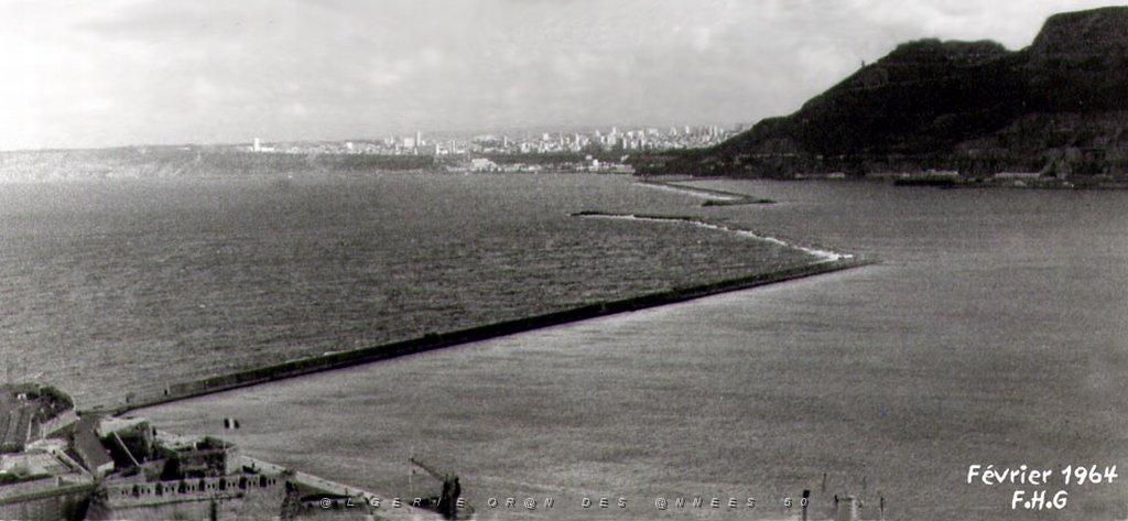 MERS EL KEBIR B LA RADE ET SA JETEE EN N ET B 1964.JPG